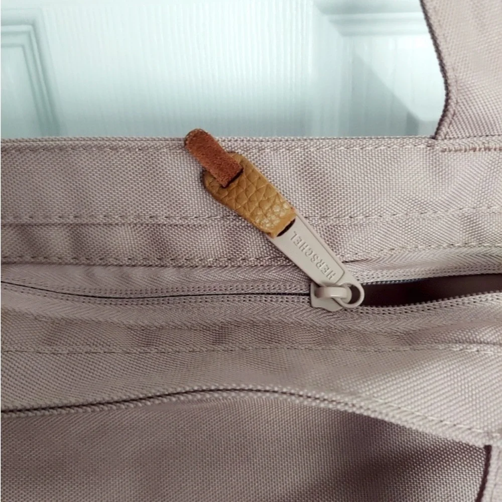 Herschel Supply Company Mica Style Tan Sand Neutral Zip Tote Bag - NWT - Picture 9 of 12